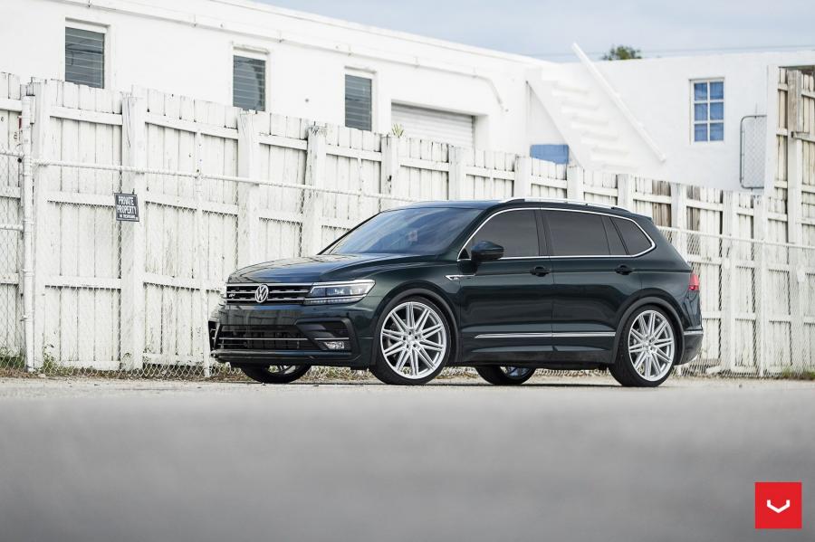  Volkswagen Tiguan R-Line on Vossen Wheels (CV10) 2019 года  (фото 5 из 36)